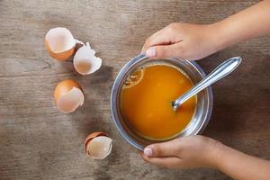 huevos crudos revueltos en un recipiente para cocinar foto