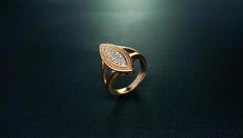 foto del anillo de diamantes de la mujer sobre un fondo negro