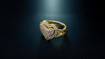 foto de anillo de mujer con motivo de amor