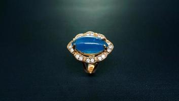 foto de anillo de mujer con motivo de piedra azul claro