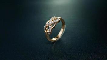 foto del anillo de mujer de lujo sobre un fondo oscuro