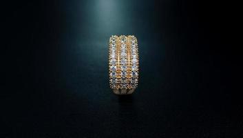 foto de un anillo de mujer con un pequeño motivo de diamantes