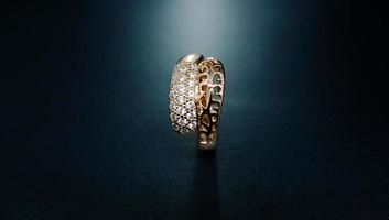 foto de anillo de mujer con motivo de péndulo