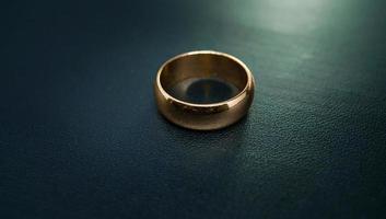 foto del anillo de compromiso de la mujer
