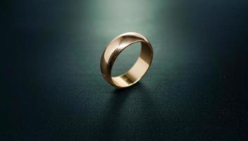 foto del anillo de compromiso de la mujer