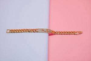 foto de pulsera cuadrada de mujer decorada con gemas de diamantes