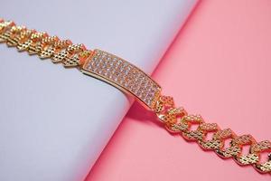 foto de caja de pulsera decorada con gemas brillantes