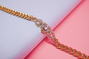 foto de pulsera de mujer con decoración de diamantes de amor