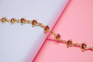 foto de pulsera de mujer con decoración de zafiro rojo
