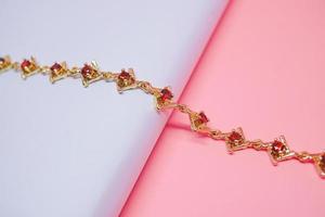 foto de pulsera de mujer con decoración de zafiro rojo