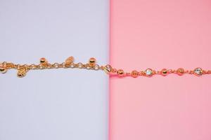 foto de una pulsera larga de mujer con una pequeña decoración de diamantes