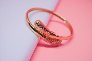 Foto de pulsera de mujer de lujo tailandés sobre fondo rosa