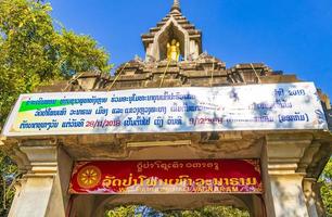 Wat phol phao templo budista puerta de entrada luang prabang laos. foto