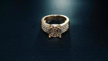 foto de anillo de mujer de lujo