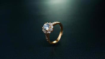 foto de un pequeño anillo de diamantes florales con fondo negro