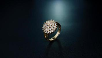 foto de anillo de mujer con motivo de girasol