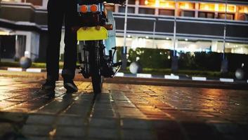 un hombre que usa una vieja motocicleta antigua foto