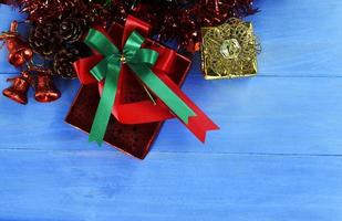 Caja de regalo de santa y adornos navideños sobre fondos de madera arriba foto