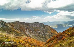 otoño en las montañas de krasnaya polyana foto
