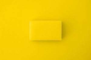 Esponja de limpieza amarilla sobre un fondo amarillo