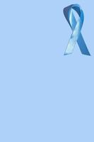 concepto para el día mundial de la diabetes el 14 de noviembre. arco de color simbólico para crear conciencia sobre el día de la diabetes sobre un fondo azul. foto