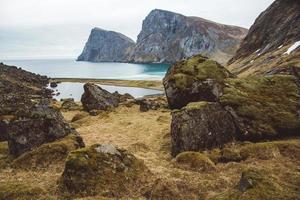 montaña noruega en las islas lofoten foto