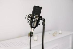 Micrófono de estudio profesional en un trípode moderno, muy conveniente y práctico. Fondo blanco foto