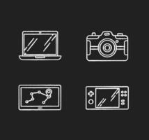 dispositivos móviles tiza iconos blancos en fondo negro. accesorios electrónicos. asistente de navegación, consola de juegos. computadora portátil, cámara de fotos. herramientas digitales compactas. ilustraciones de pizarra vector aislado