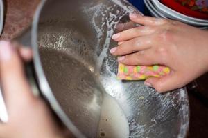 lavar los platos en casa con detergente foto