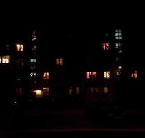 ventanas de la ciudad en la noche foto
