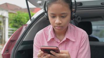 adolescente assistindo mídia social online no smartphone. video