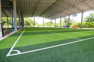 campo de fútbol sala con césped verde deporte al aire libre y bajo techo - campo de fútbol soccer foto