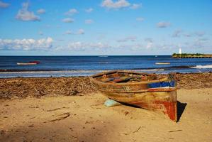 un bote en la playa foto