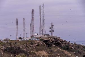 antenas para comunicación en una colina foto