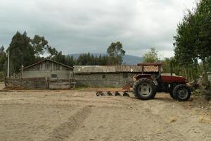 tractor en un campo foto