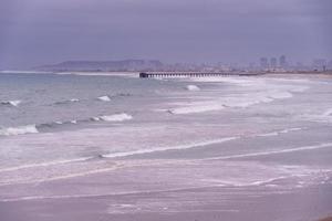 Vista de una larga playa en el sur de Ecuador, Salinas foto