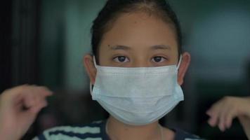 portrait d'une fille portant un masque de protection video