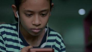 chica con auriculares y smartphone para enviar mensajes de texto