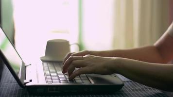 escritora profesional escribiendo en el teclado de la computadora durante la cuarentena en casa. video