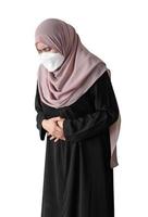 Mujer musulmana que llevaba una mascarilla quirúrgica sintiéndose enferma sobre fondo blanco. concepto de coronavirus covid-19.