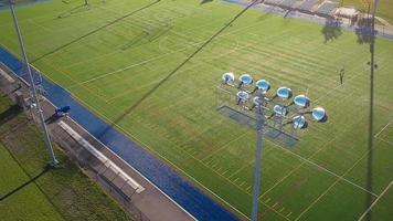 volando sobre un campo de fútbol sintético al aire libre video