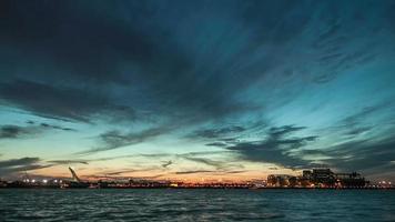 montréal saint-laurent fleuve et bateaux coucher de soleil timelapse video