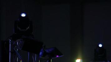 luces de cabeza móviles durante una fiesta video