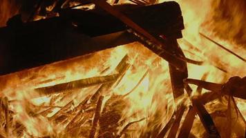 close da casa e móveis queimando video
