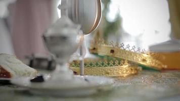 vloeiende beelden van traditionele orthodoxe trouwtafel video