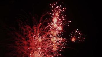 Celebración borrosa y fondo de explosiones de fuegos artificiales video