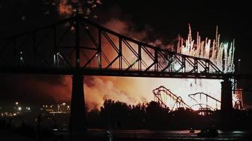 fogos de artifício de Montreal à noite sobre a ponte video