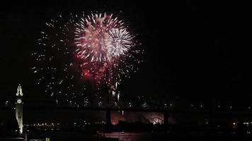 Fuegos artificiales de Montreal en la noche sobre el puente. video