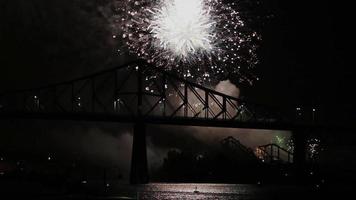 Montreal vuurwerk 's nachts over de brug video