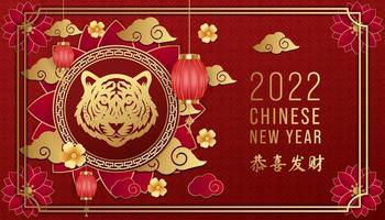 año nuevo chino dorado 2022 sobre fondo rojo con tigre shio o zodíaco chino y nube de adorno, flor, linterna. vector de diseño